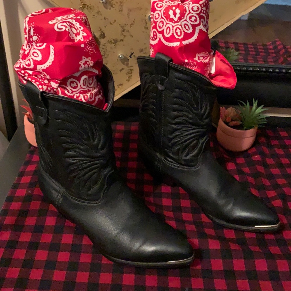 Women’s black classic cowboy boot.size 8